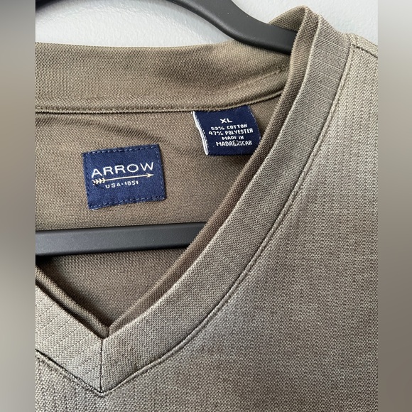 ARROW- V-Neck T-shirt. - Picture 3 of 5